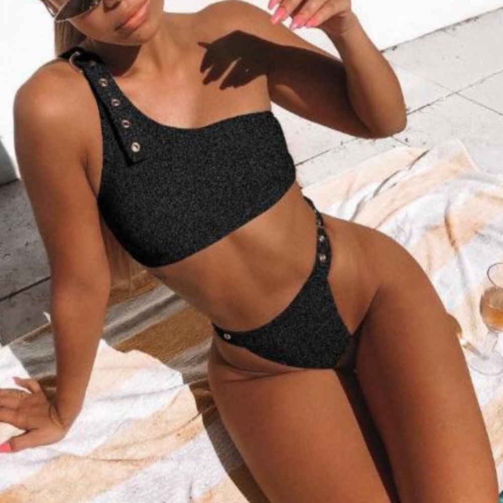 Black bikini